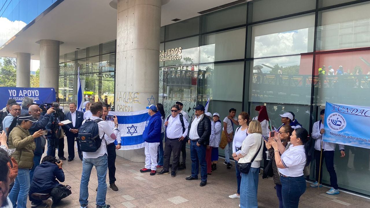 Un grupo de personas se reunió en la sede de la embajada de Israel en Colombia.
