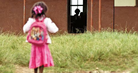 Niñas, las más vulnerables por el cierre de colegios