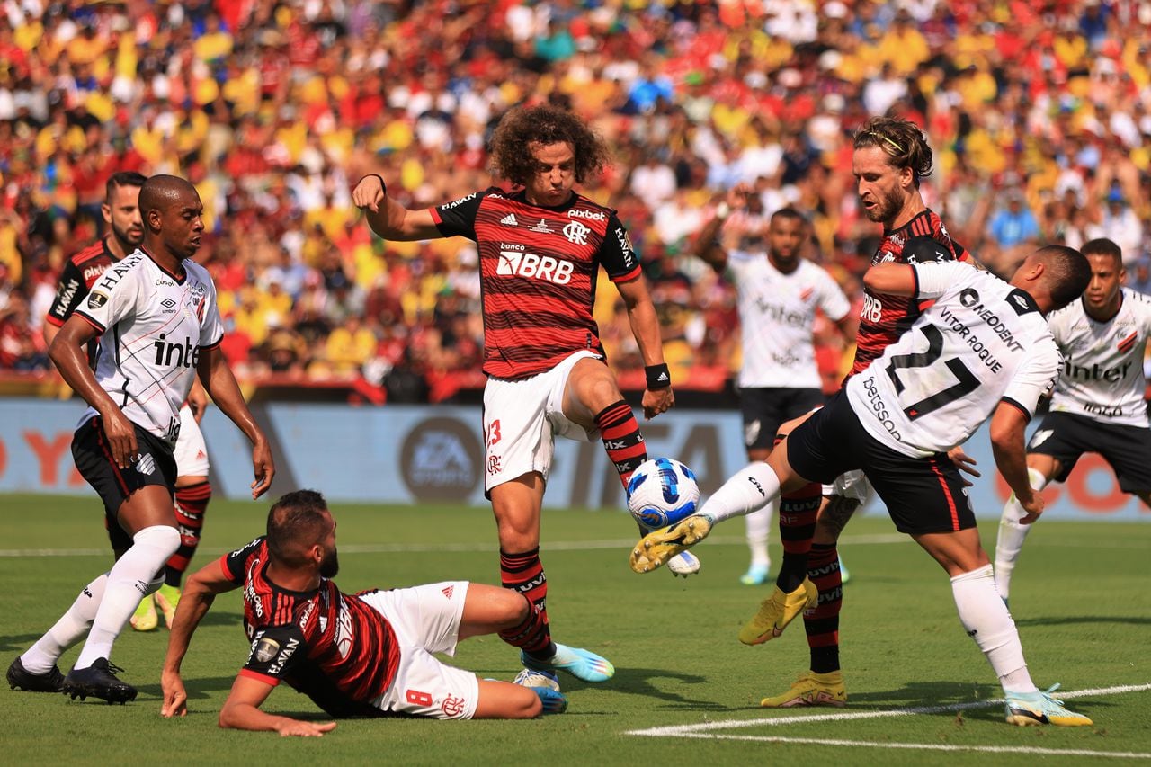GUAYAQUIL, ECUADOR - OCTOBER 29: David Luiz of Flamengo battles for possession with Vitor Roque of Athletico-PR during the final of Copa CONMEBOL Libertadores 2022 between Flamengo and Athletico Paranaense at Estadio Monumental Isidro Romero Carbo on October 29, 2022 in Guayaquil, Ecuador. (Photo by Buda Mendes/Getty Images)