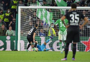 Rafael Santos Borré erró penal en el segundo tiempo contra el Betis