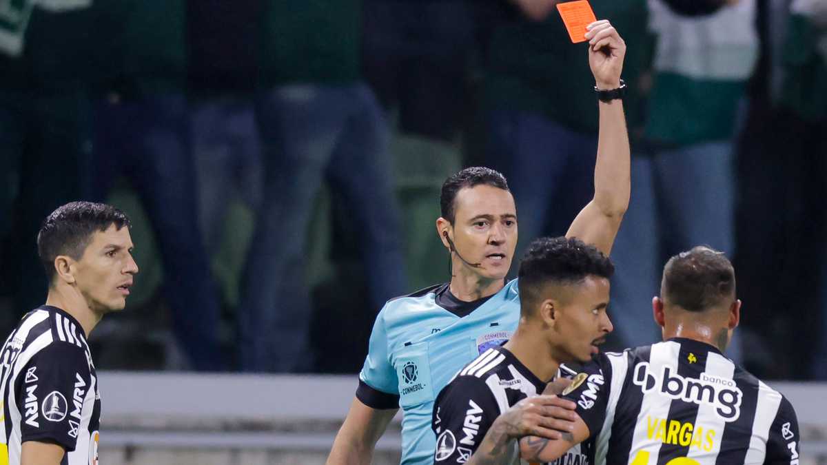 Wilmar Roldán expulsa a Eduardo Vargas del partido entre Palmeiras y Atlético Mineiro de la Copa Libertadores
