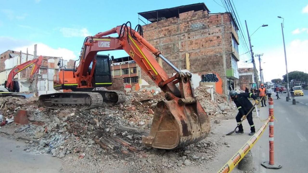 Demolición de casas en zona de metro