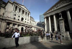Una persona se encuentra frente al Banco de Inglaterra en Londres, Gran Bretaña, septiembre de 2021. REUTERS / Hannah McKay / Foto de archivo