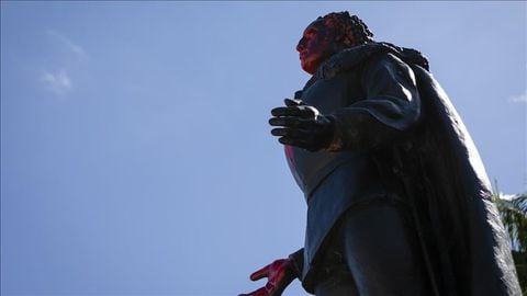 Imagen de una estatua de Cristóbal Colón pintada con frases contra el racismo en Bayfront Park, en Miami, Florida, Estados Unidos, el 11 de junio de 2020. (Eva Marie Uzcategui Trinkl - Agencia Anadolu)