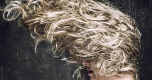 1. Vender cabello: Se trata de un negocio casi que exclusivo para mujeres que cuidan mucho su pelo. Dependiendo del largo, de la calidad (si es tinturado, si es virgen o si está muy maltratado), puede venderlo a sitios que hacen pelucas desde $150.000 o incluso obtener una ganancia hasta de $300.000.
