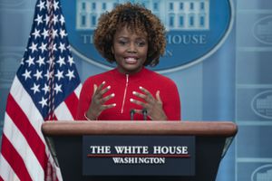 La secretaria de prensa de la Casa Blanca, Karine Jean-Pierre, habla durante una rueda de prensa en la Casa Blanca, el lunes 13 de febrero de 2023, en Washington. (AP Photo/Evan Vucci)