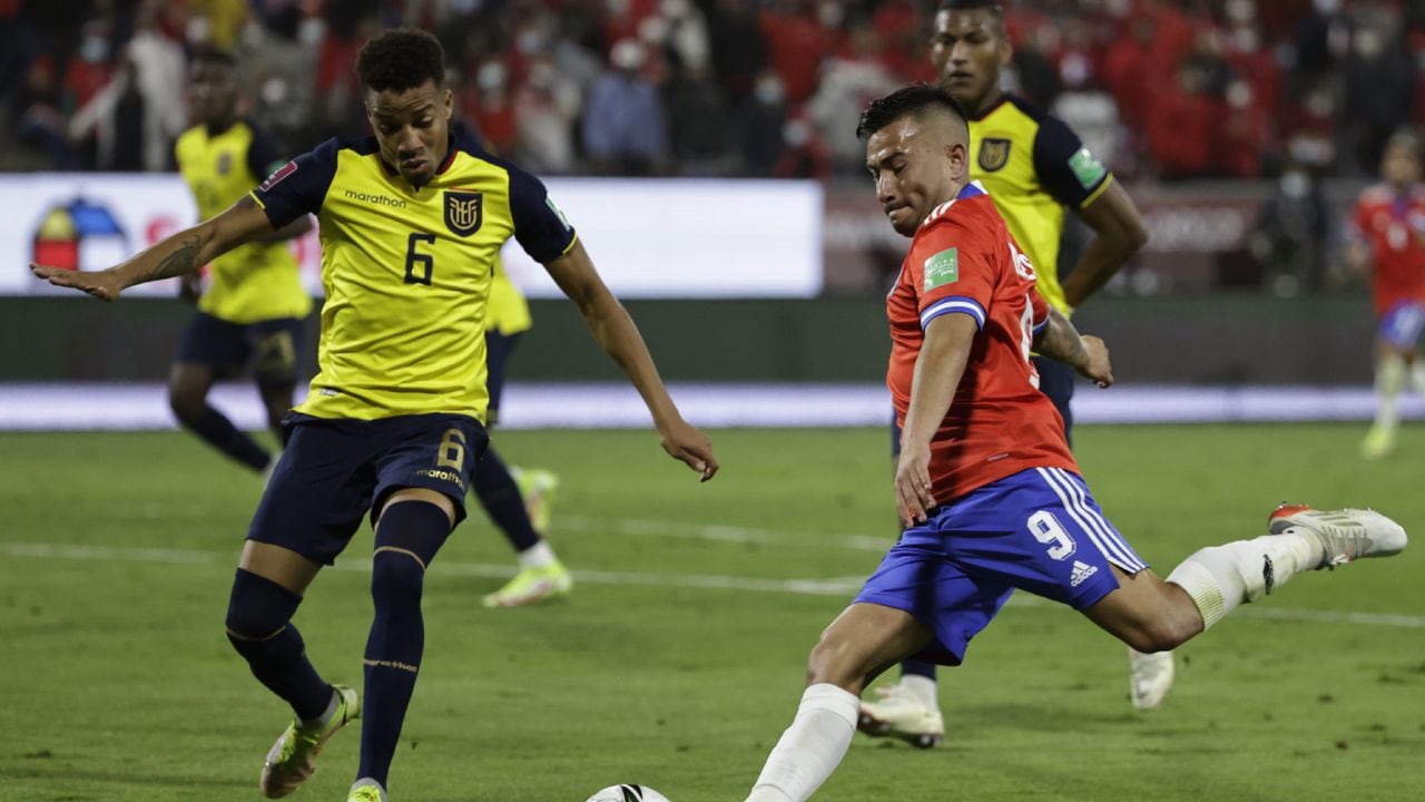 SANTIAGO, CHILE - NOVEMBER 16: Jean Meneses of Chile takes a shot as Byron Castillo of Ecuador defends during a match between Chile and Ecuador as part of FIFA World Cup Qatar 2022 Qualifiers at San Carlos de Apoquindo Stadium on November 16, 2021 in Santiago, Chile. (Photo by Getty Images/Alberto Valdes - Pool)