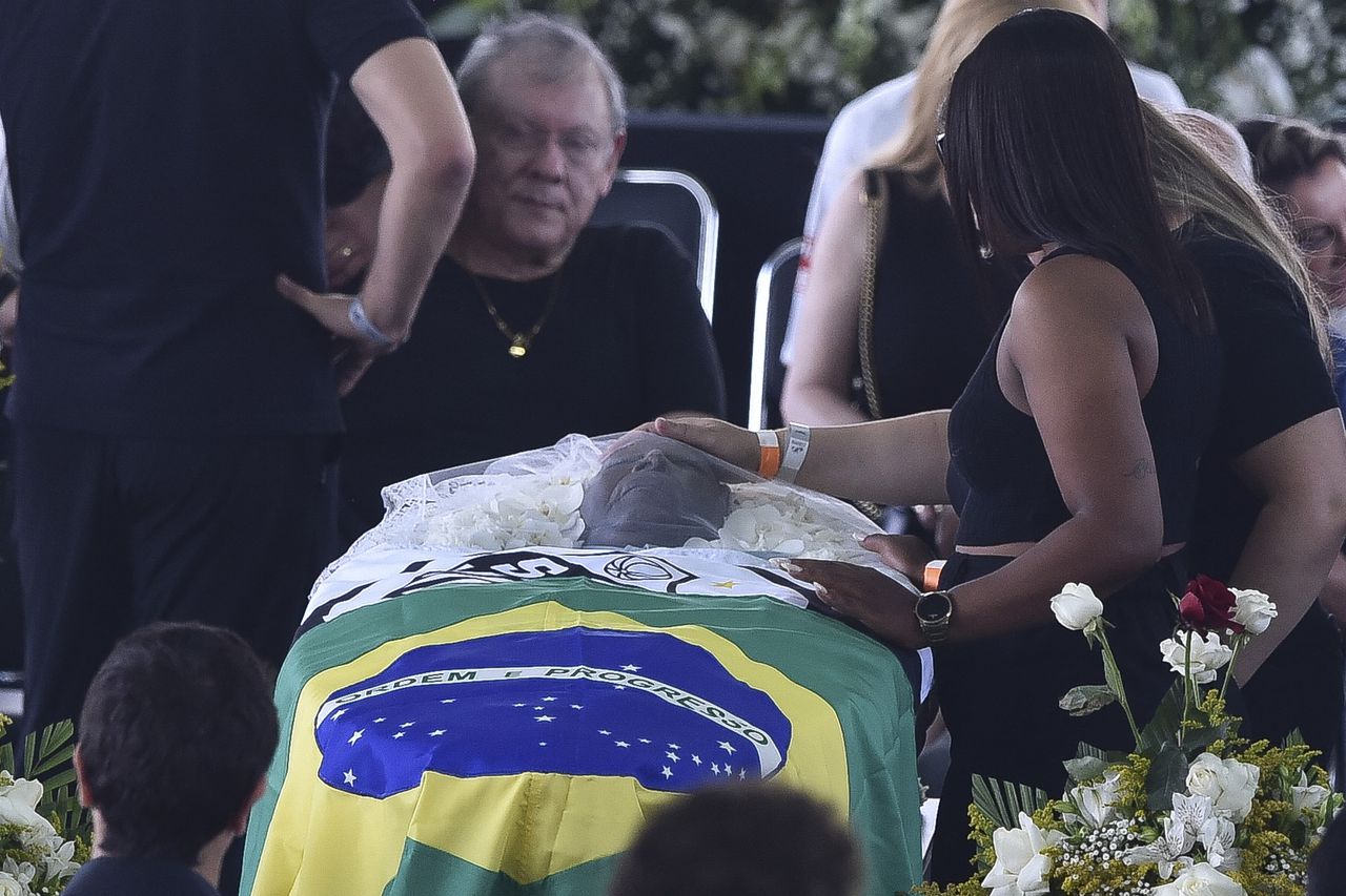 EDITORS NOTE: Graphic content / A flag of Brazil and a flag of Santos are seen on top of the coffin of Brazilian football legend Pele during his wake at the Urbano Caldeira stadium in Santos, Sao Paulo, Brazil on January 2, 2023. - Brazilians bid a final farewell this week to football giant Pele, starting Monday with a 24-hour public wake at the stadium of his long-time team, Santos. (Photo by Miguel SCHINCARIOL / AFP)