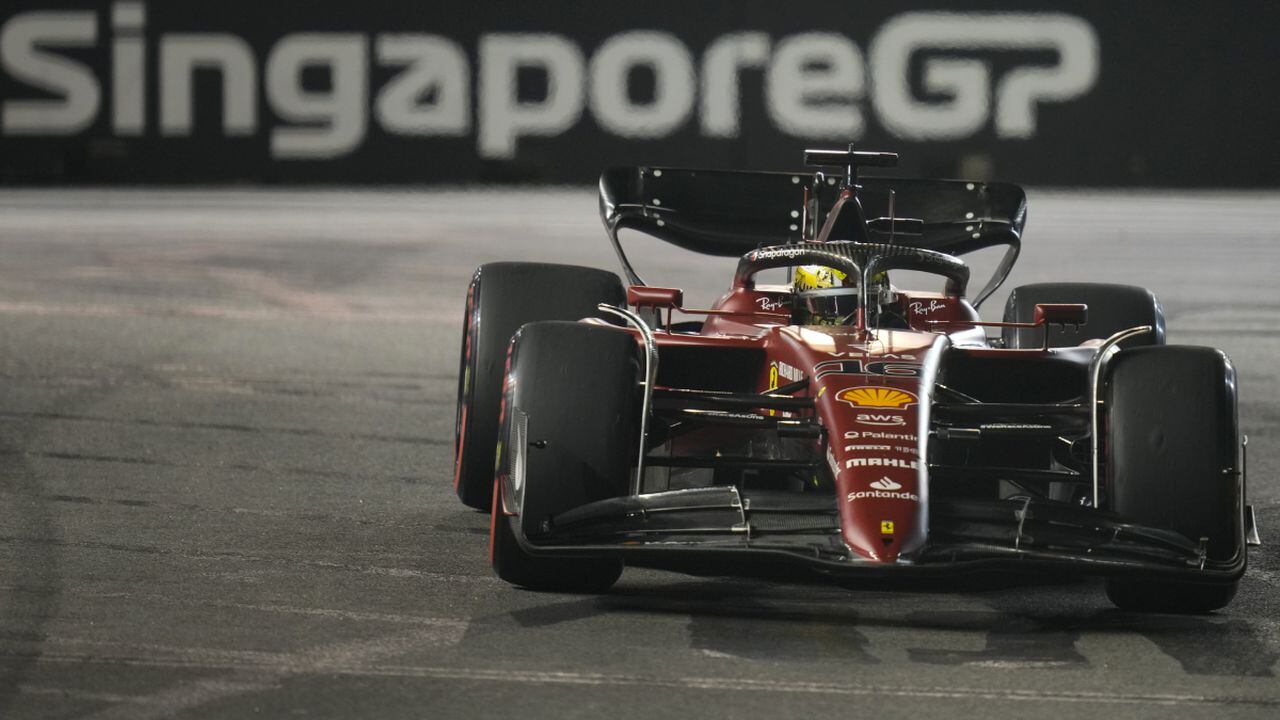 El monegasco Charles Leclerc conduce su Ferrari durante la sesión de práctica para el Gran Premio de Singapur en el circuito Marina Bay en Singapur, 30 de setiembre de 2022. Leclerc ganó la pole para la carrera del domingo 2 de octubre de 2022. (AP/Vincent Thian)