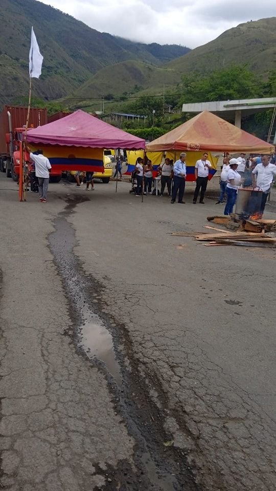 Vía Buga - Buenaventura está bloqueada otra vez a la altura de Loboguerrero: conozca qué está pasando en este paso vehicular.