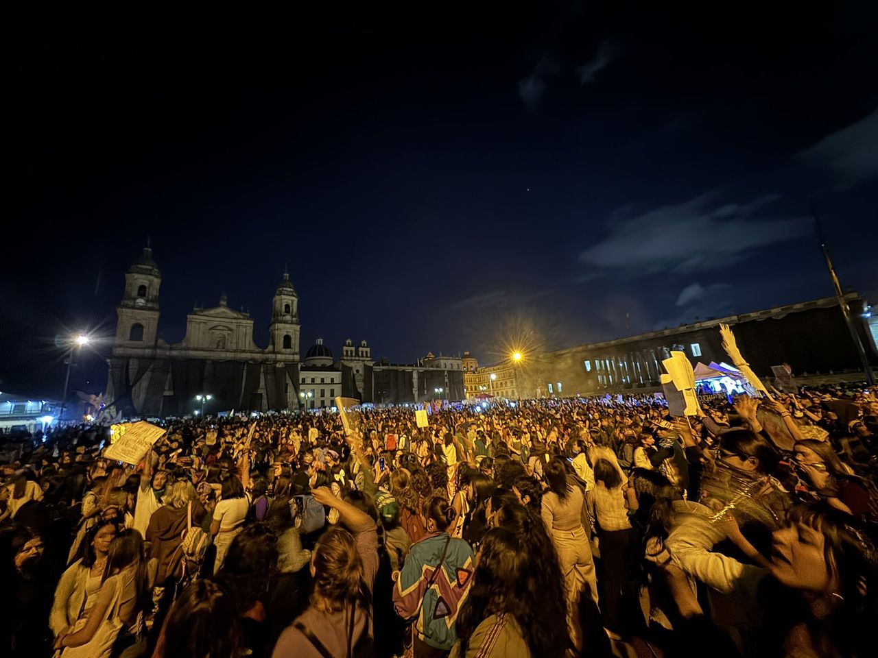 "Llegamos a la Plaza de Bolívar ya entrada la noche. ¡Estaba totalmente oscura! El ESMAD empezaba a cercar la manifestación a la redonda. Algunas mujeres empezamos a sentir miedo", dijo la representante a la Cámara, Catherine Juvinao.