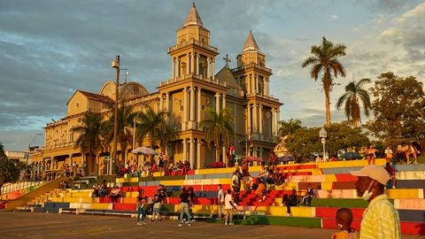 El Malecón Jairo Varela, abarca las calles 24 y 31, y está ubicado frente a la Catedral San Francisco de Asís y el Parque Centenario Libertador de Quibdó.