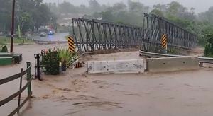 Puente es arrasado por las aguas tras fuertes lluvias originadas por el paso del huracán Fiona en Puerto Rico.