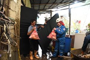 Integrantes de la Cruz Roja Colombiana seccional Cundinamarca y Bogotá entregando ayudas.