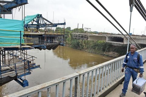Funcionarios del Consorcio encargado de la obra del Puente de Juanchito, llevan a cabo la demolición de una parte de la estructura de este Puente, Debido a no pasar las pruebas de control de Calidad que se le realizaron.