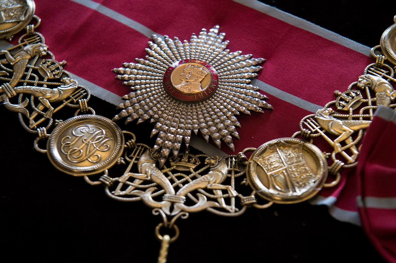 Collar y broche de la Orden del Imperio Británico, fundada por Jorge V, de la cual Felipe era gran maestre y principal caballero.