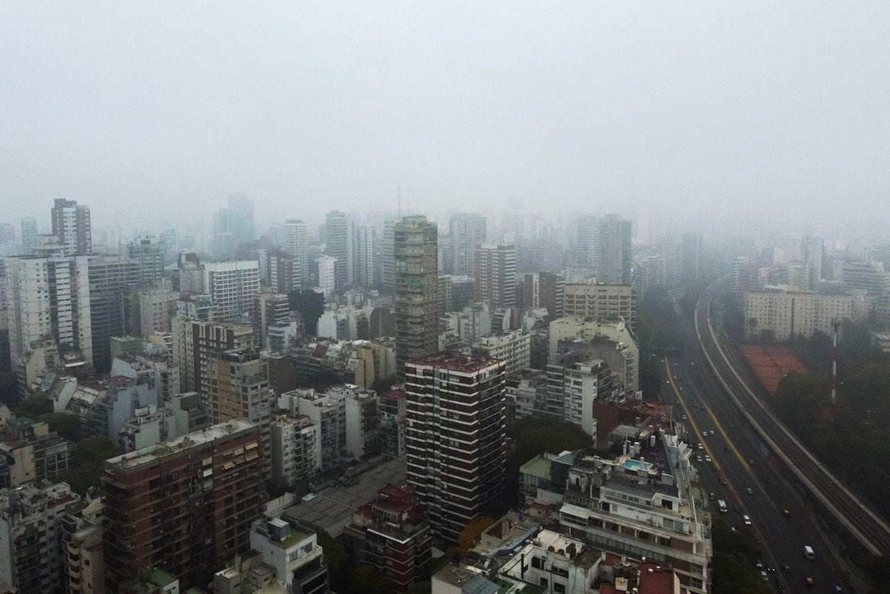 Vista aérea de la avenida Libertador durante un día de niebla en Buenos Aires el 24 de abril de 2023