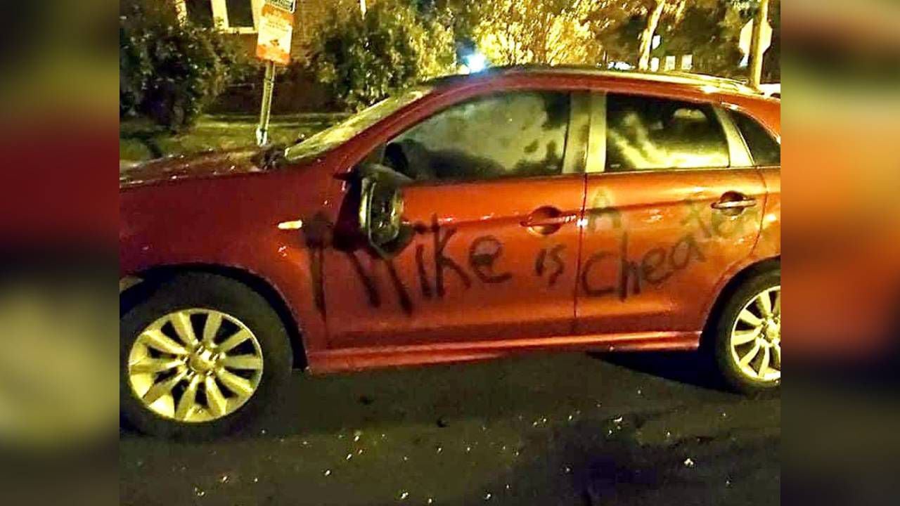 El vehículo de la mujer que nada tiene que ver con la infidelidad de Mike, sufrió daños en los parabrisas y los espejos. Foto Twitter @haltman.