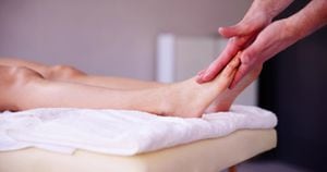 realizar masajes en las piernas ayuda a mejorar la circulación.