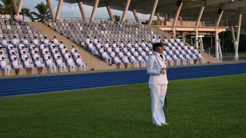 Por primera vez en la historia, una mujer asume el mando del batallón de cadetes de la escuela naval.