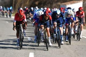 Nairo Quintana junto al lote principal encabezado por Elia Viviani en el Tour de la Provence 2022