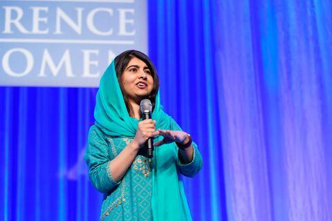 La joven Malala revela las encrucijadas de su vida tras graduarse de la Universidad de Oxford y ganar el Nobel de Paz. No todo es activismo, pues confiesa sentir “pánico existencial”.