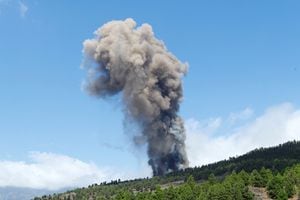 Columna de humo se eleva tras la erupción de un volcán en el parque nacional Cumbre Vieja en El Paso, en la isla canaria de La Palma, el 19 de septiembre de 2021. Foto REUTERS / Borja Suarez