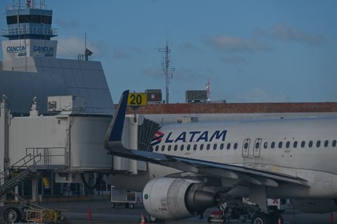 Avión de LATAM en Cancún.