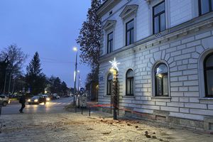 Una vista de los escombros en la calle, causados por un terremoto en Sisak, Croacia. Un terremoto moderado golpeó el centro de Croacia cerca de su capital, Zagreb, provocando pánico y algunos daños al sur de la ciudad. No hubo informes inmediatos de heridos. Foto: AP / Goran Juric.