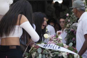 Familiares lloran frente al ataúd que contiene los restos de una niña llamada Camila, en Taxco, México, el viernes 29 de marzo de 2024. La niña de 8 años desapareció el miércoles; Su cuerpo fue encontrado en una carretera de las afueras de la ciudad la madrugada del jueves.