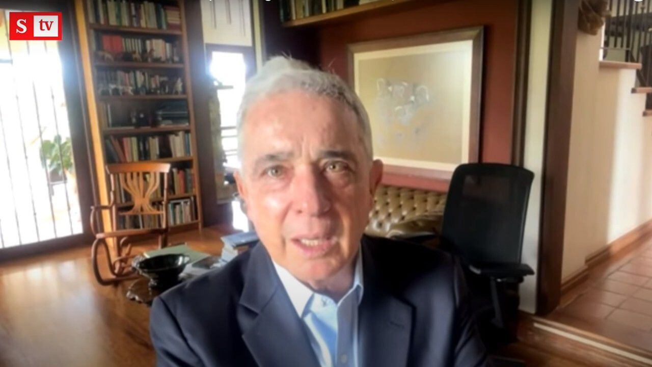 El expresidente Álvaro Uribe sigue realizando entrevistas en diferentes medios de comunicación del país