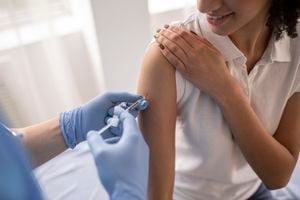 Expertos recomiendan tener al día la vacunación contra enfermedades como la fiebre amarilla, la influenza, el sarampión, la rubéola o el Covid 19.