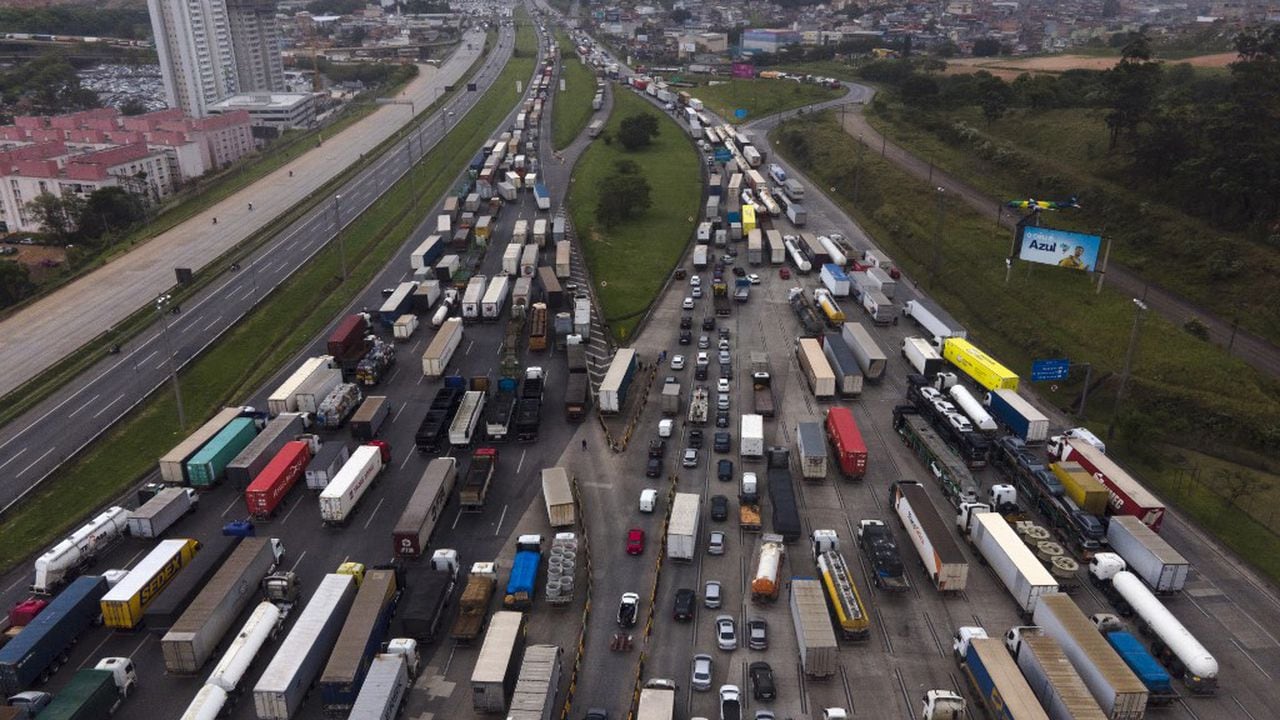 Vista aérea que muestra a los partidarios del presidente Jair Bolsonaro, principalmente camioneros, bloqueando la autopista Castelo Branco, en las afueras de Sao Paulo, Brasil, el 1 de noviembre de 2022.