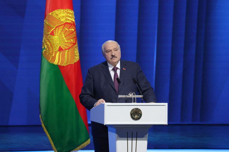 El presidente de Bielorrusia, Alexander Lukashenko, pronuncia un discurso anual ante el parlamento y la nación en Minsk, Bielorrusia, el 31 de marzo de 2023