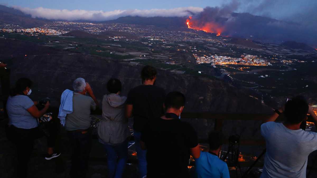 Como La Palma de España gana terreno mientras la lava se derrama en el mar