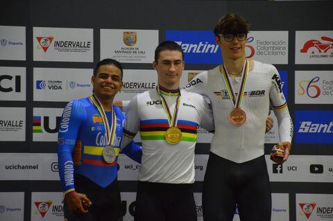 Francisco Jaramillo de Colombia (azul), comparte el podio del keirin con un ruso y un alemán.