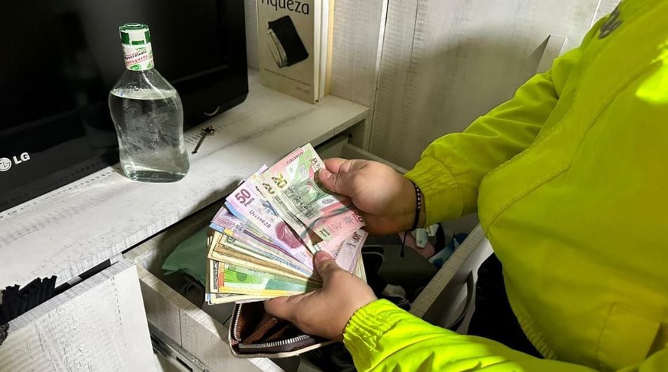 Dinero en efectivo hallado a la mujer que, presuntamente, robaba a extranjeros en Medellín.