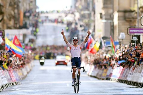 GLASGOW, ESCOCIA - 06 DE AGOSTO: Mathieu Van Der Poel de los Países Bajos celebra en la línea de meta como ganador de la medalla de oro durante el 96º Campeonato Mundial de Ciclismo UCI Glasgow 2023, Men Elite Road Race, una carrera de 271,1 km de un día desde Edimburgo a Glasgow / #UCIWT / el 6 de agosto de 2023 en Glasgow, Escocia. (Foto de Dario Belingheri/Getty Images)