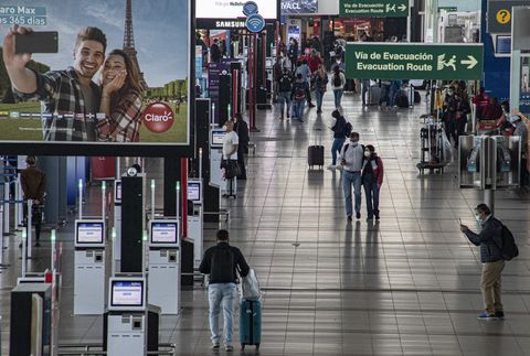 Los viajeros caminan por el aeropuerto internacional Augusto Merino Benítez en Santiago, Chile. (Foto AP / Esteban Felix)