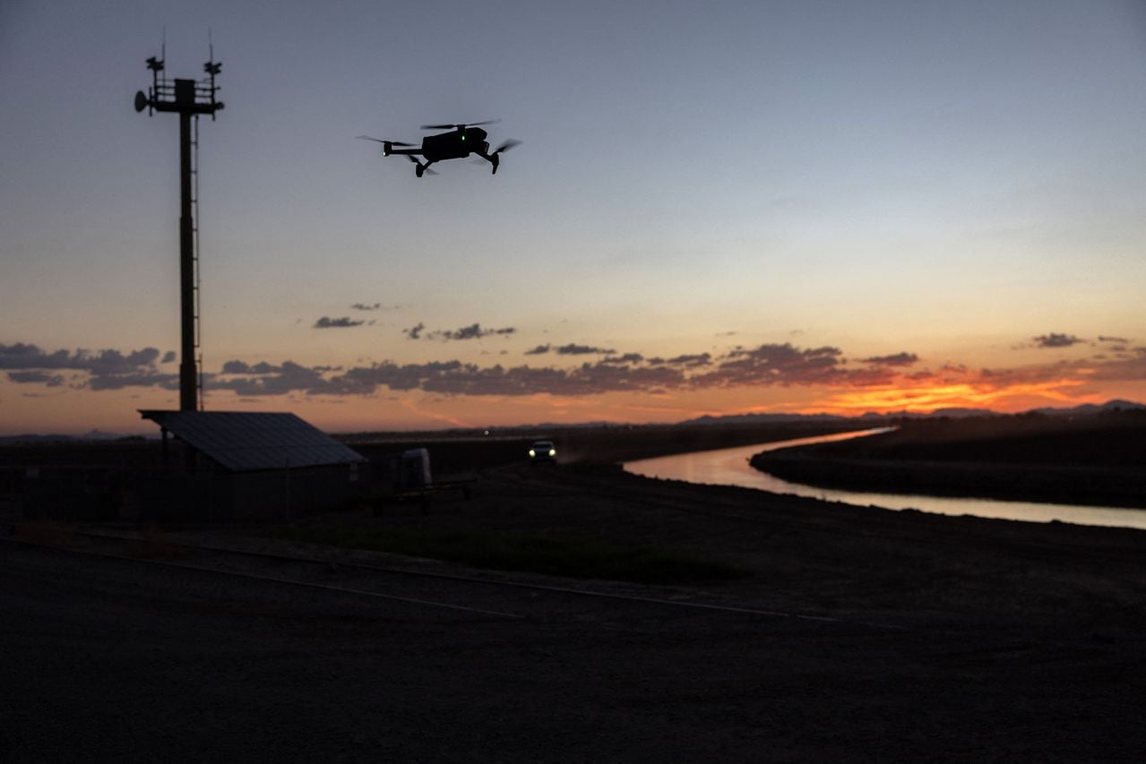 Un dron DJI Mavic 3 vuela frente a una torre de vigilancia. (Foto de JOHN MOORE/GETTY IMAGES NORTH AMERICA/Getty Images vía AFP)