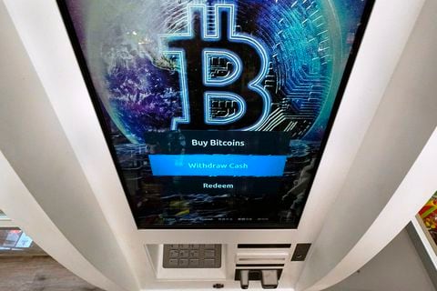 El logo del bitcoin aparece en la pantalla de un cajero automático de la criptomoneda en una tienda en Salem, New Hampshire. (AP Foto/Charles Krupa)