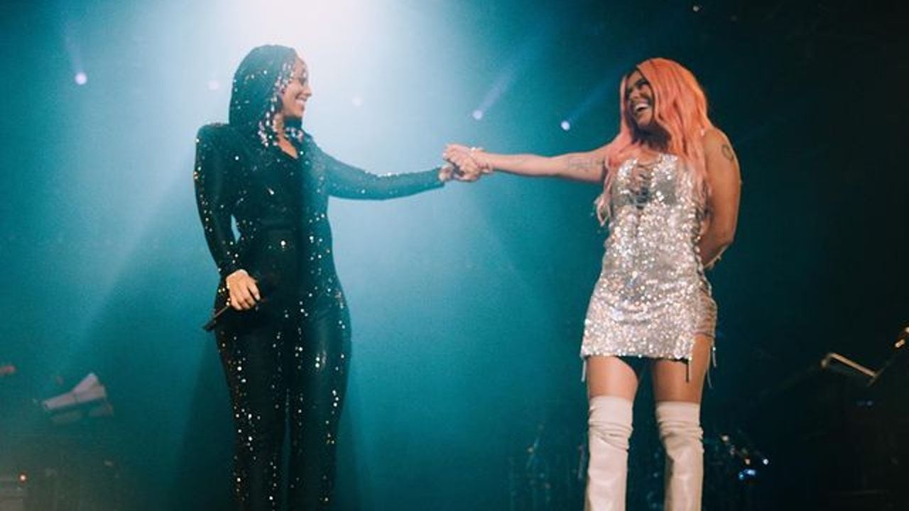 Las dos cantantes conformaron una dupla de encanto en el show de la estadounidense en Bogotá. Foto: Instagram @aliciakeys.