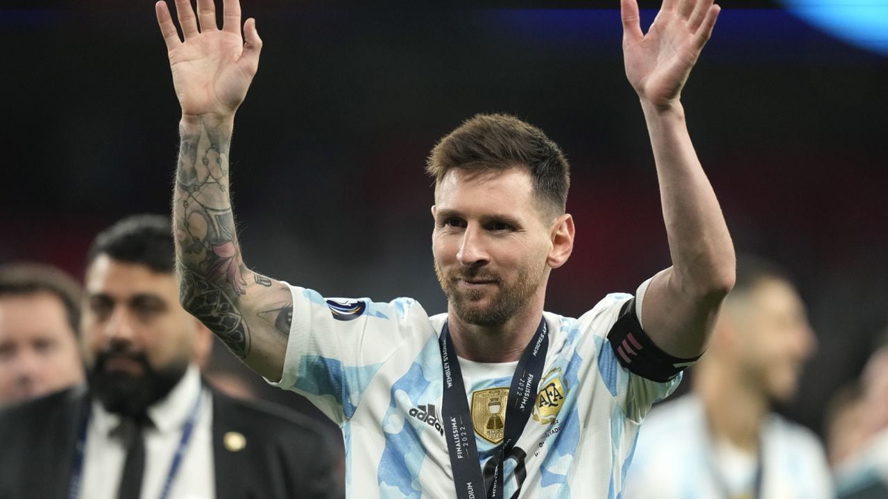 Argentina's Lionel Messi celebrates after the awarding ceremony of the Finalissima soccer match between Italy and Argentina at Wembley Stadium in London , Wednesday, June 1, 2022. Argentina won 3-0. (AP/Frank Augstein)