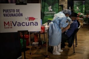 Vacunacion covid 3 edadMovistar ArenaBogota 9 marzo 2021Foto Esteban Vega La-Rotta