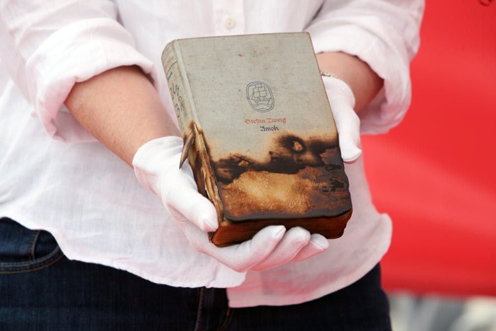 Ejemplar de la novela Amok, de Stefan Zweig, rescatado de la quema de libros en Bebelplatz de Berlín, en 1933. Wikimedia Commons