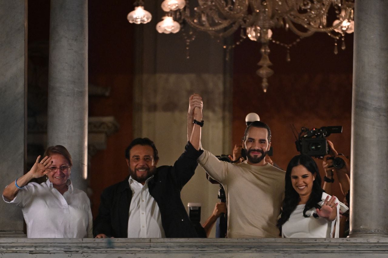 El presidente salvadoreño Nayib Bukele (2R), su esposa Gabriela Rodríguez, el vicepresidente salvadoreño Félix Ulloa (2L) y su esposa Lilian celebran después de las elecciones presidenciales y legislativas en San Salvador el 4 de febrero de 2024.