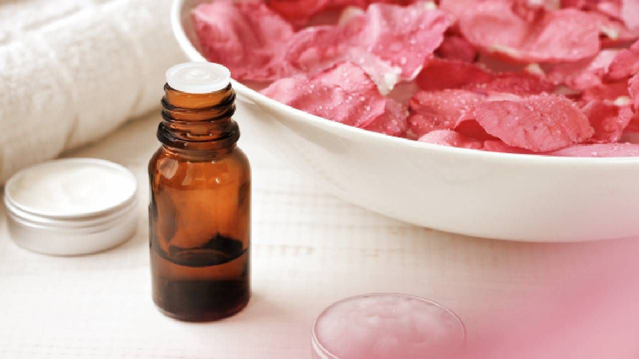 El agua de rosas tiene múltiples beneficios, entre ellos aporta a la suavidad de la piel.