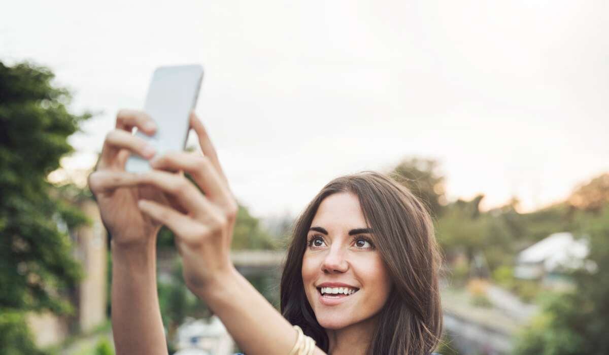 Varios usuarios de smartphones aman tomarse selfíes.