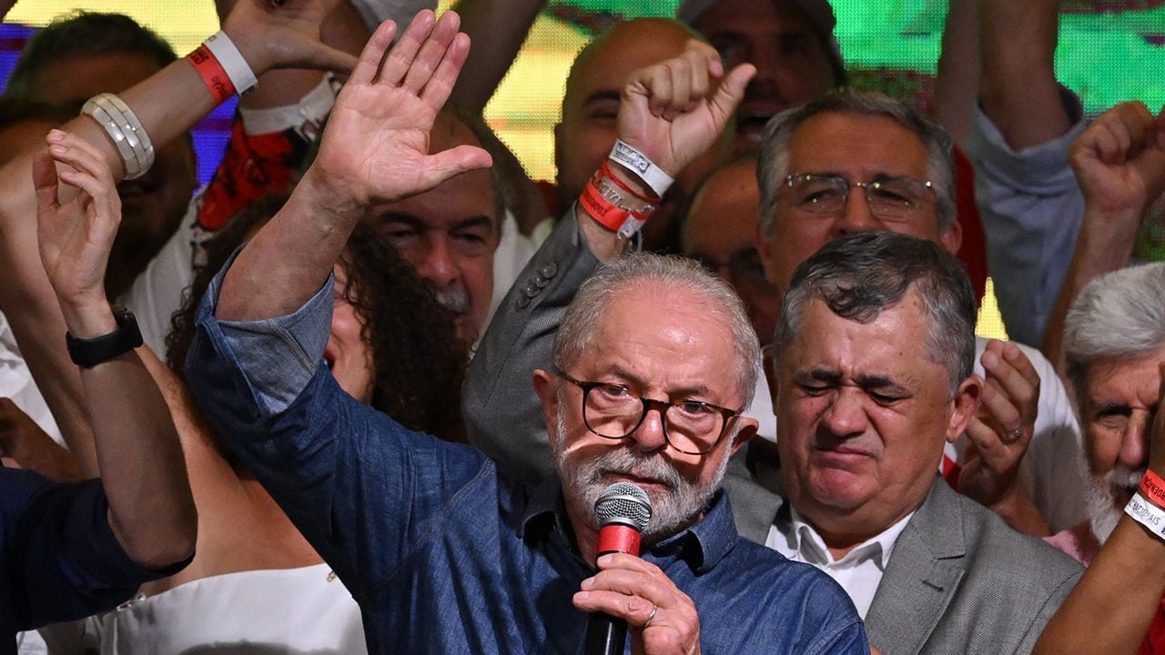 Luiz Inacio Lula da Silva, dando su primer discurso como presidente electo de Brasil.
