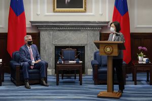 En esta foto publicada por la Oficina Presidencial de Taiwán, la presidenta de Taiwán, Tsai Ing-wen, habla durante una reunión con el gobernador de Indiana, EE. UU., Eric Holcomb, en la oficina presidencial en Taipei, Taiwán, el lunes 22 de agosto de 2022.